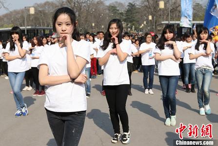 张艺谋带儿女亮相巴黎名媛舞会,还有哪些华人面孔参加过?